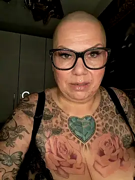 gepiercte nippel online show from December 9, 2024, 2:28 pm