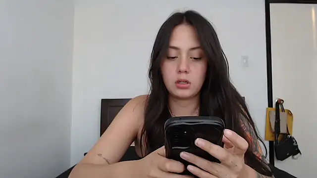 Snapshot of rebecca_collin chatting on May 6, 2026, 10:48 pm rebecca collin online show from May 6, 2026, 10:48 pm