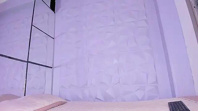 Snapshot of _LittleLia chatting on November 19, 2025, 1:55 pm LittleLia online show from November 19, 2025, 1:55 pm