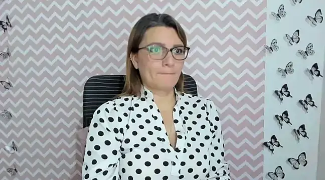 Amie Adams82  online show from December 10, 2024, 7:22 pm