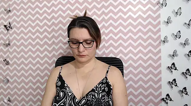 Amie Adams82  online show from February 3, 2025, 4:10 pm