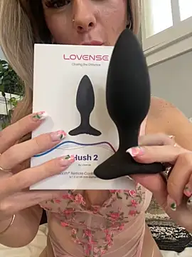 Snapshot of LoveShae_ chatting on December 6, 2024, 5:55 pm LoveShae  online show from December 6, 2024, 5:55 pm