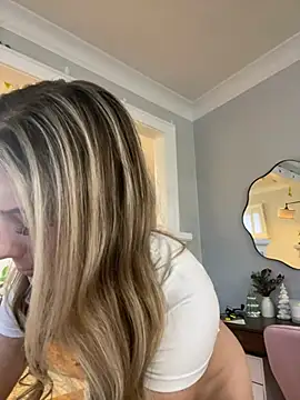 Snapshot of LoveShae_ chatting on December 17, 2024, 10:11 pm LoveShae  online show from December 17, 2024, 10:11 pm