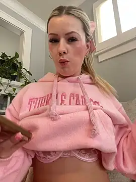 Snapshot of LoveShae_ chatting on February 5, 2025, 10:01 pm LoveShae  online show from February 5, 2025, 10:01 pm