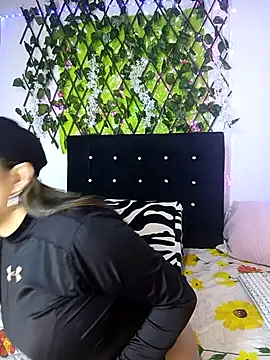 Snapshot of any_mour chatting on February 1, 2026, 2:37 pm any mour online show from February 1, 2026, 2:37 pm