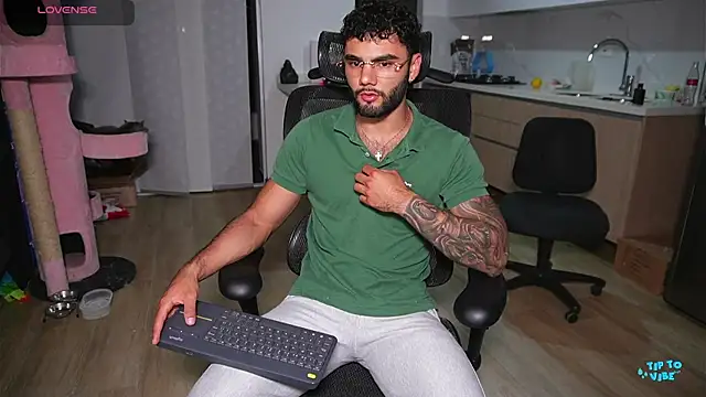 Snapshot of Derek_w chatting on December 19, 2024, 11:35 pm Derek w online show from December 19, 2024, 11:35 pm