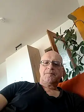 Milkasahne64 online show from October 18, 2025, 8:37 am