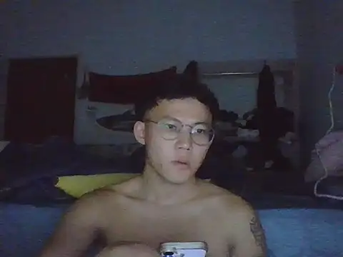 ZHIIz online show from December 18, 2025, 1:06 pm