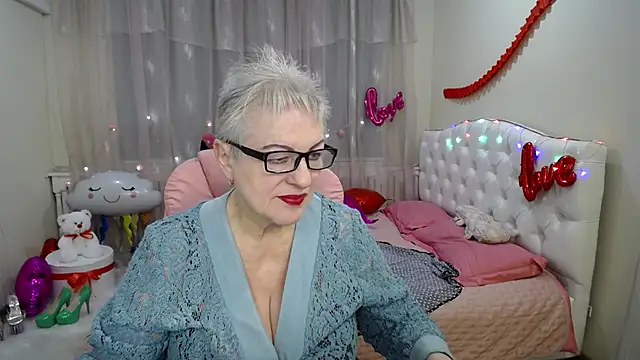 KayleSmoll online show from February 18, 2025, 7:41 pm