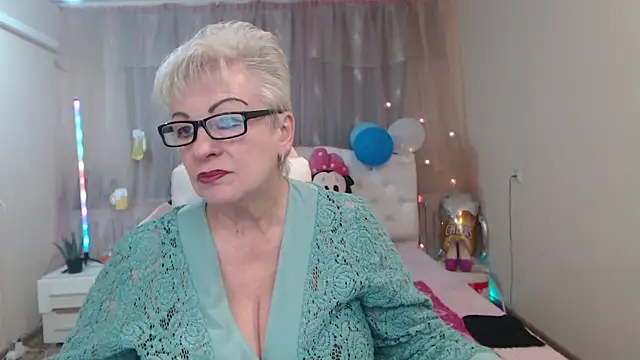 KayleSmoll online show from October 8, 2025, 6:27 pm