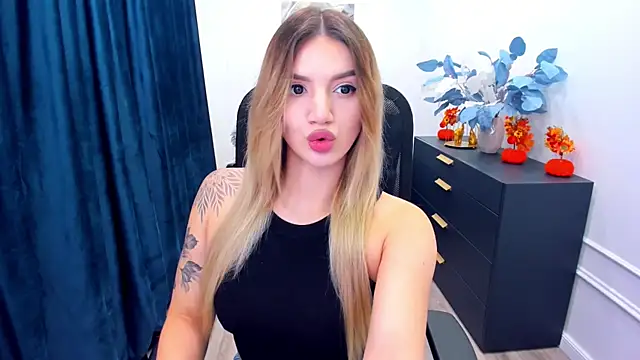 SelenaeMoore online show from October 13, 2025, 7:36 pm