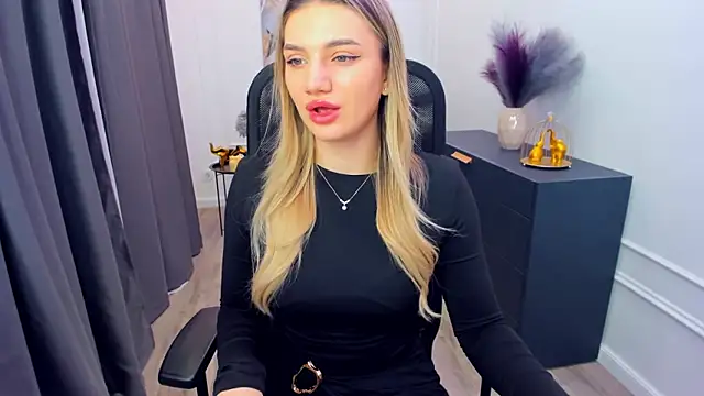 SelenaeMoore online show from March 5, 2026, 3:35 am