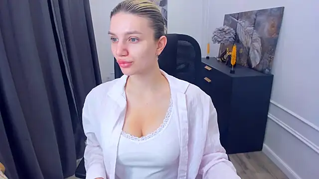 SelenaeMoore online show from May 23, 2026, 3:45 am