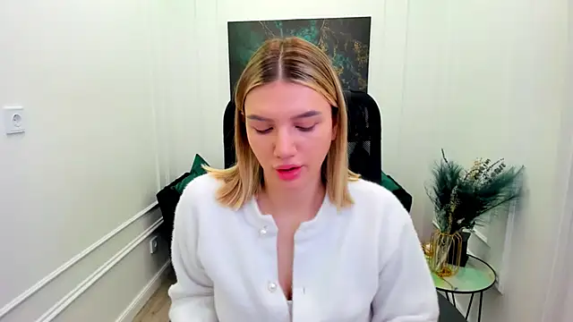 SelenaeMoore online show from June 3, 2026, 3:42 am