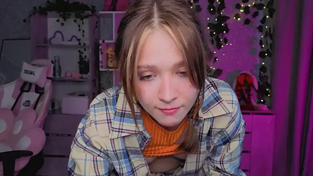 Snapshot of luna_cross chatting on April 11, 2026, 7:45 am luna cross online show from April 11, 2026, 7:45 am