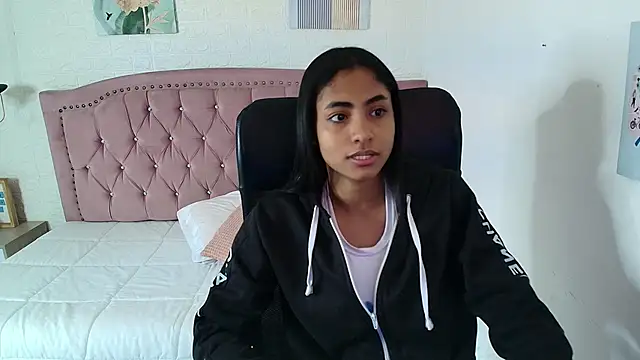 shaneelle online show from September 10, 2025, 3:06 am