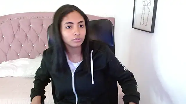 shaneelle online show from November 11, 2025, 3:06 am