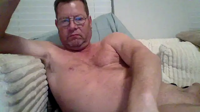 Goldenbear3111 online show from April 30, 2026, 3:35 am