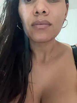 ambarsmith02 online show from April 5, 2026, 9:56 pm