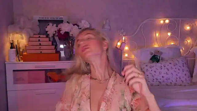Snapshot of aestetick chatting on June 16, 2026, 3:25 pm aestetick online show from June 16, 2026, 3:25 pm