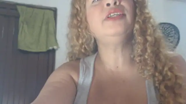 Snapshot of BustyAmanda chatting on July 3, 2026, 12:44 pm BustyAmanda online show from July 3, 2026, 12:44 pm