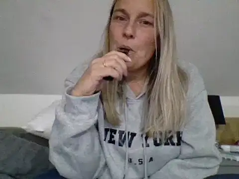 scrummymummy2 online show from September 28, 2025, 8:36 pm