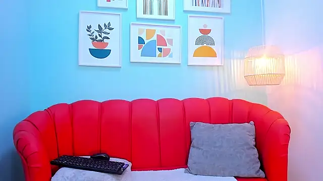 Nahiajhonson  online show from March 19, 2025, 1:07 pm