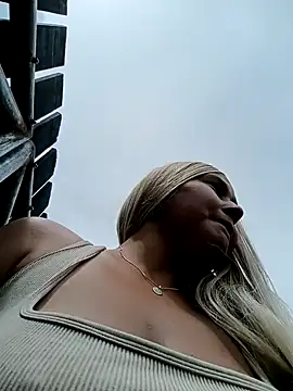 SamaraJay1 online show from February 4, 2025, 5:01 pm