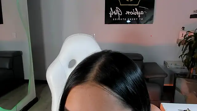 EmmaTorres  online show from February 16, 2025, 9:05 pm