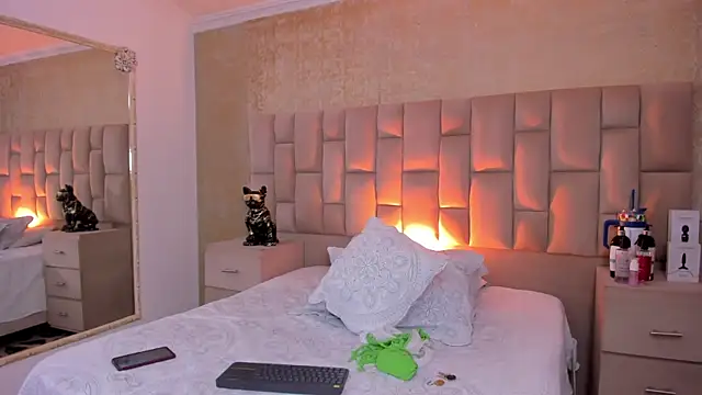 EmmaTorres  online show from October 15, 2025, 9:59 pm