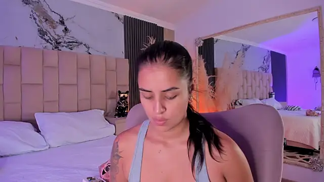 Snapshot of EmmaTorres_ chatting on April 13, 2026, 8:47 pm EmmaTorres online show from April 13, 2026, 8:47 pm