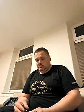 Snapshot of Ronny2510 chatting on April 21, 2026, 7:39 pm Ronny2510 online show from April 21, 2026, 7:39 pm