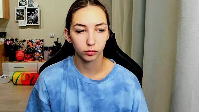 Sm0ly online show from October 22, 2025, 2:01 am