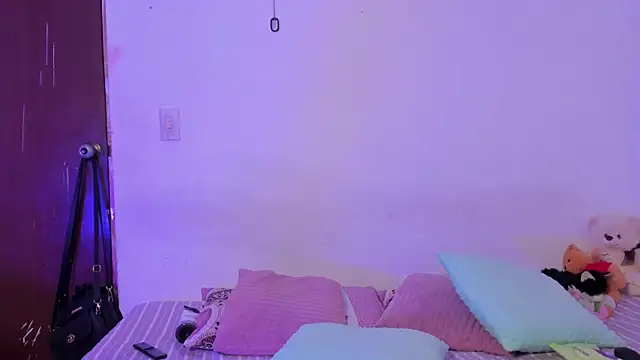 crystalvazquez online show from October 23, 2025, 3:22 pm