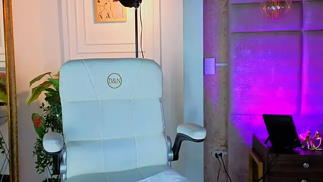 Snapshot of AlessiaLondon chatting on July 20, 2026, 10:07 am AlessiaLondon online show from July 20, 2026, 10:07 am