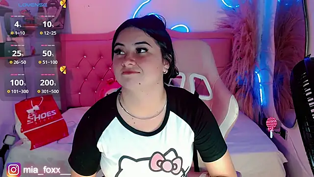 Mia foxx  online show from September 27, 2025, 10:04 pm