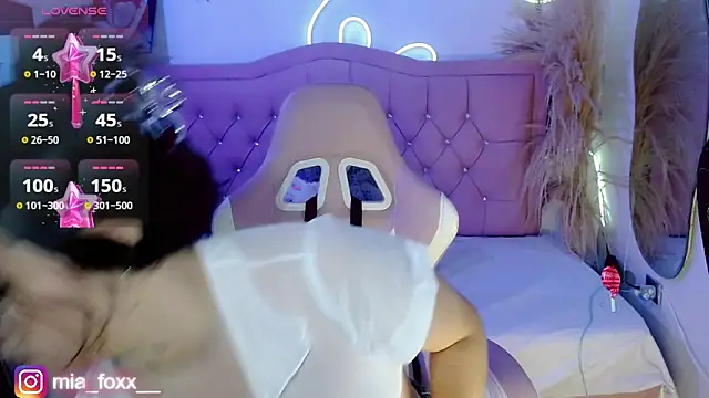 Mia foxx  online show from September 30, 2025, 9:09 pm