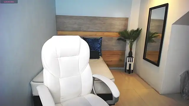 liseth fox online show from March 5, 2025, 7:17 pm