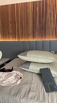 EmiilyAdams  online show from April 9, 2026, 10:04 pm