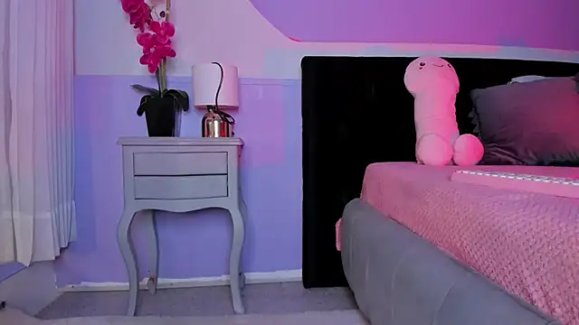 Julieta Cortes   online show from November 13, 2025, 12:15 pm