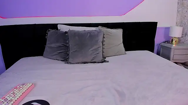 Julieta Cortes   online show from November 22, 2025, 12:15 pm