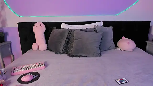 Julieta Cortes   online show from December 3, 2025, 12:03 pm