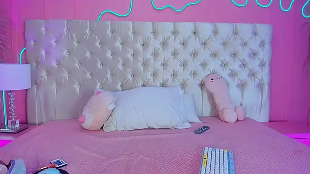 Julieta Cortes   online show from February 28, 2026, 1:56 pm