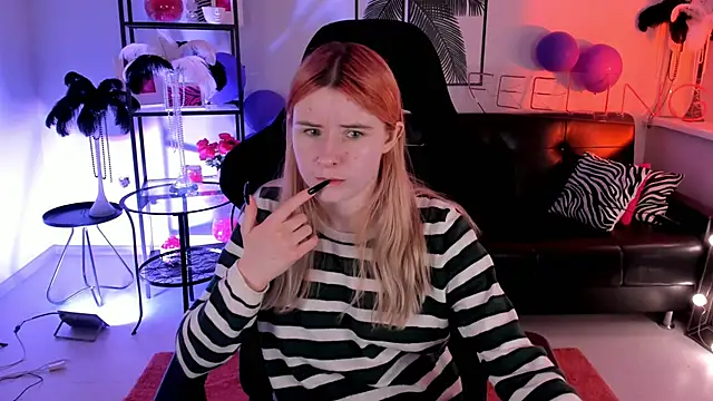 LexiWenford online show from December 10, 2024, 6:22 am