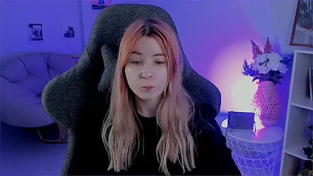 LexiWenford online show from December 12, 2024, 5:52 am