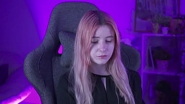 LexiWenford online show from December 13, 2024, 6:21 am