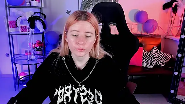 LexiWenford online show from December 19, 2024, 5:51 am