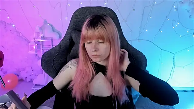 LexiWenford online show from February 4, 2025, 5:53 am