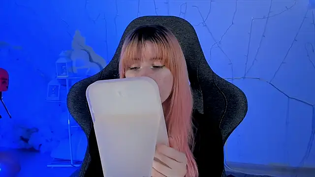 LexiWenford online show from February 12, 2025, 5:58 am