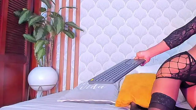 Snapshot of PamelaReall chatting on December 28, 2024, 11:05 pm PamelaReall online show from December 28, 2024, 11:05 pm